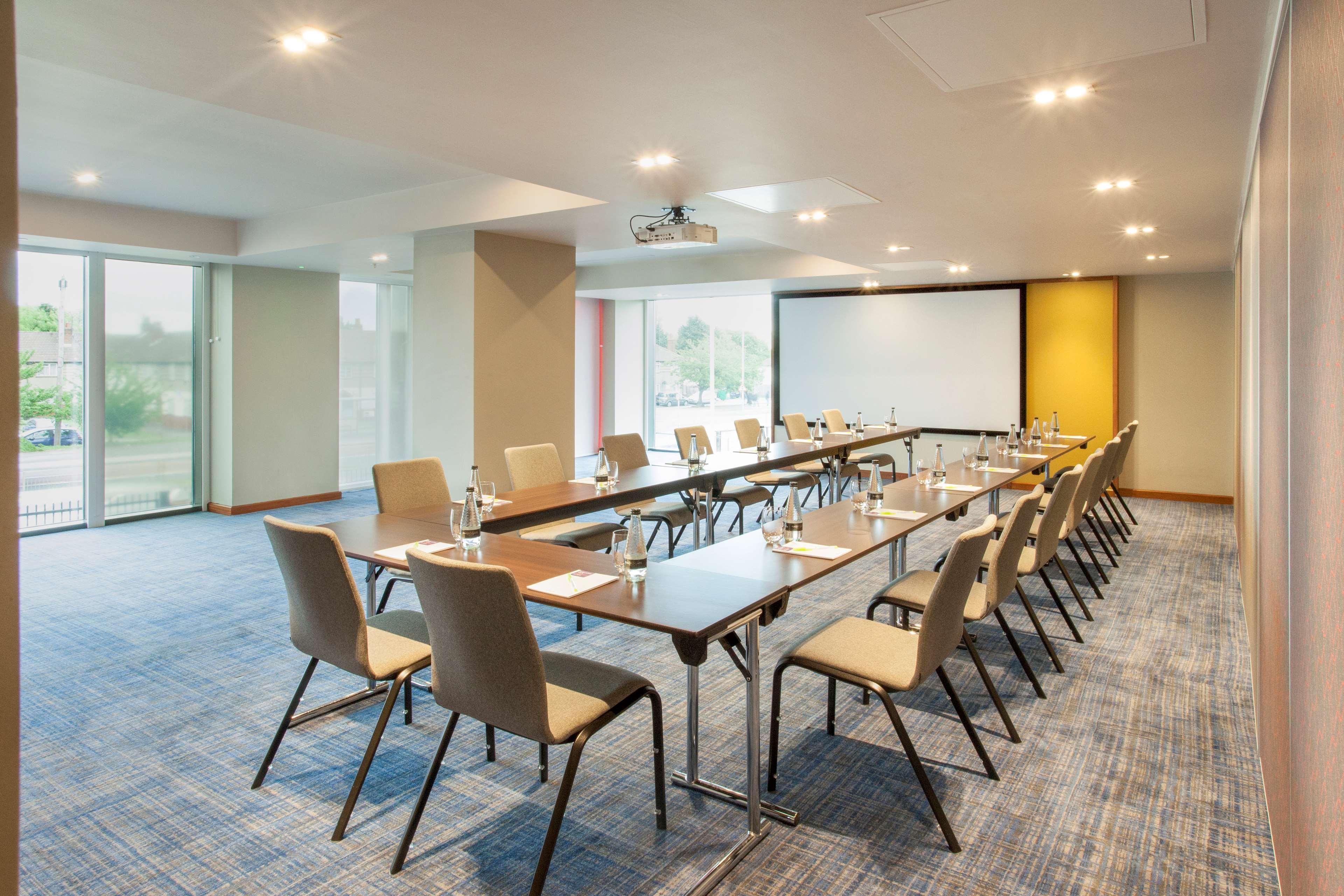 Hyatt Place West London Hayes Хитроу Экстерьер фото