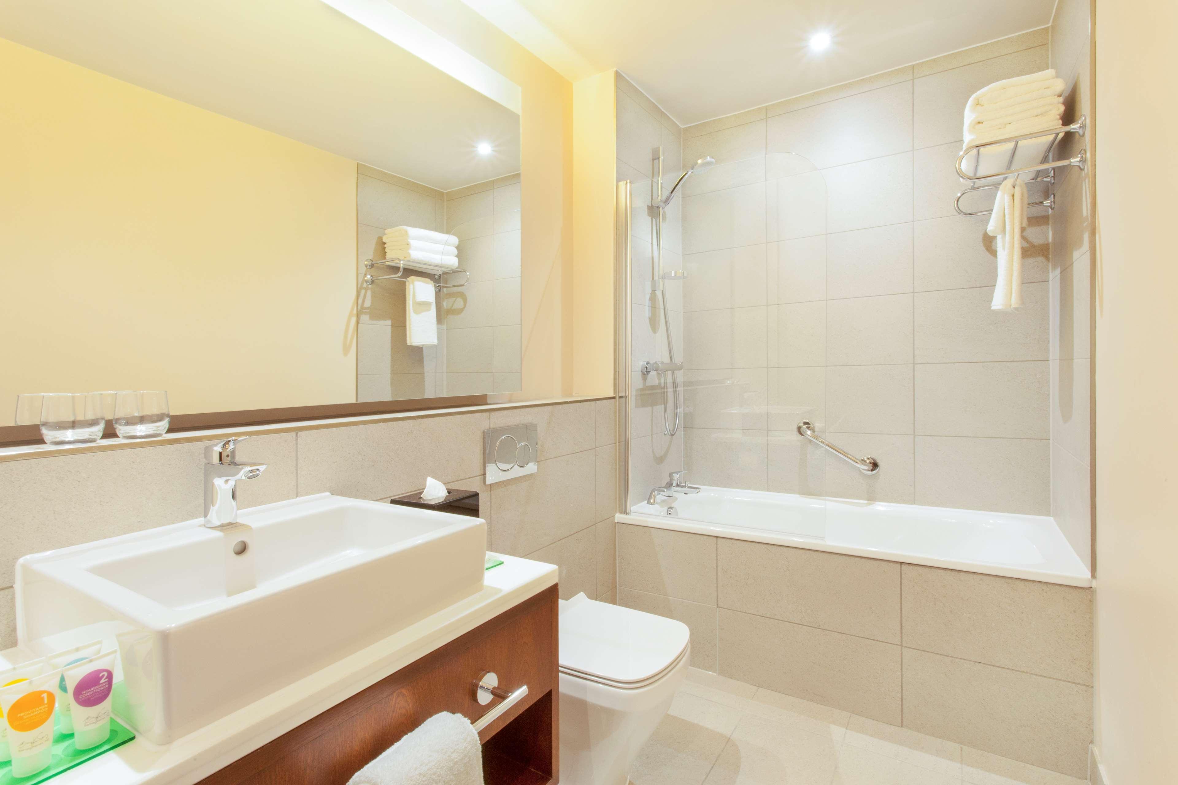Hyatt Place West London Hayes Хитроу Экстерьер фото